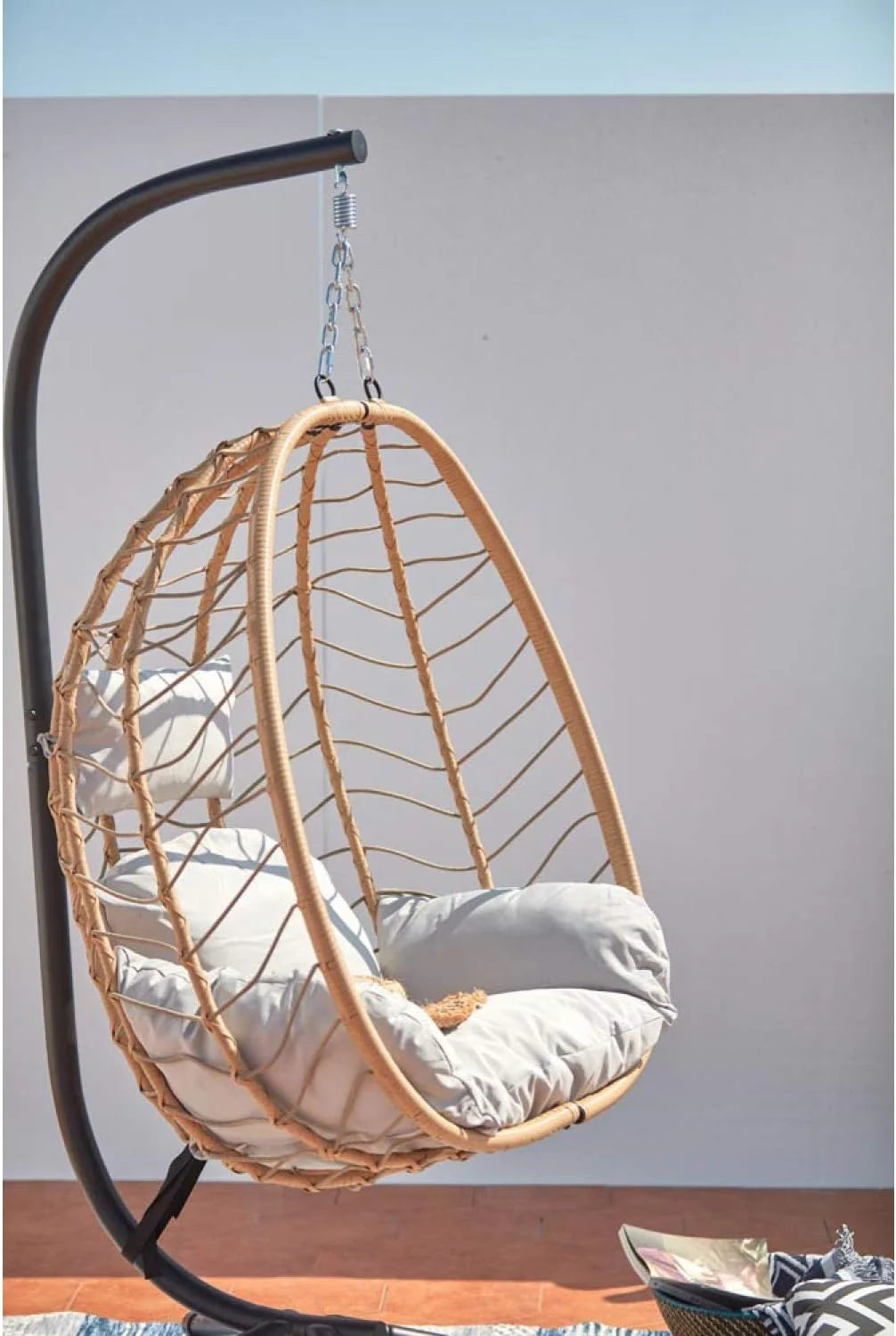 Concept-Usine | Hermosa Silla Colgante Lima en Estructura de Acero y Resina Aspecto Ratán Color Beige, Cojín Acolchado Cómodo y Extraíble. Hamaca Impermeable y Resistente, Soporta 160 Kg