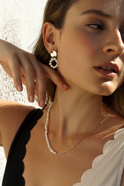 Pendientes perlas y collar diseño circular con botón dorado