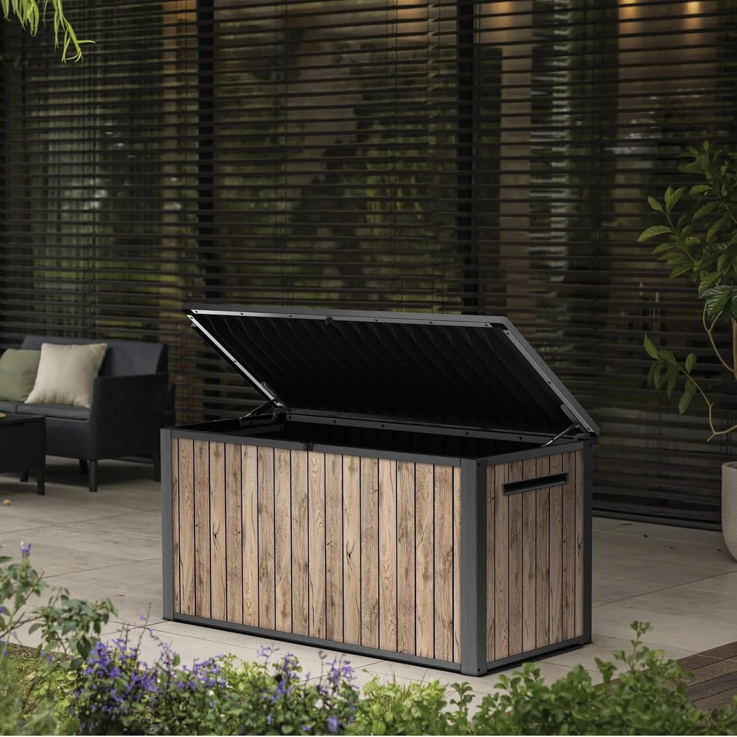 Keter Caja de jardín Sierra 643L, 144 x 67 x 73 cm, plástico con aspecto de madera (pino), tapa con resortes de gas, se puede cerrar