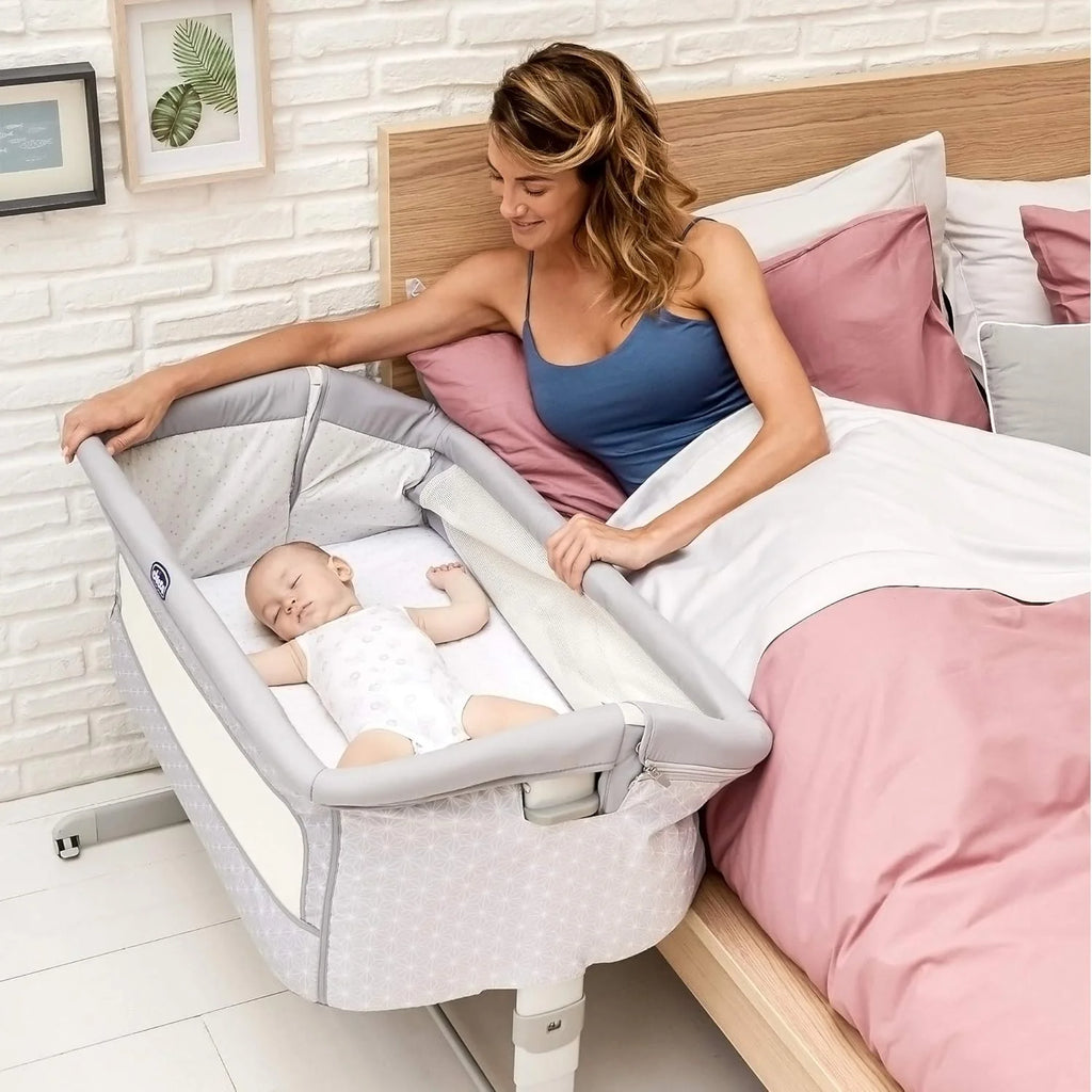 Chicco Next2Me Dream Łóżeczko Dostawka - Do Wspólnego Spania z Dzieckiem, Materac, Funkcja Bujania, Otwierany Bok, Regulacja Wysokości, Okienka z Siateczki, Kółka i Torba Podróżna, 0-6 miesięcy, 9 kg