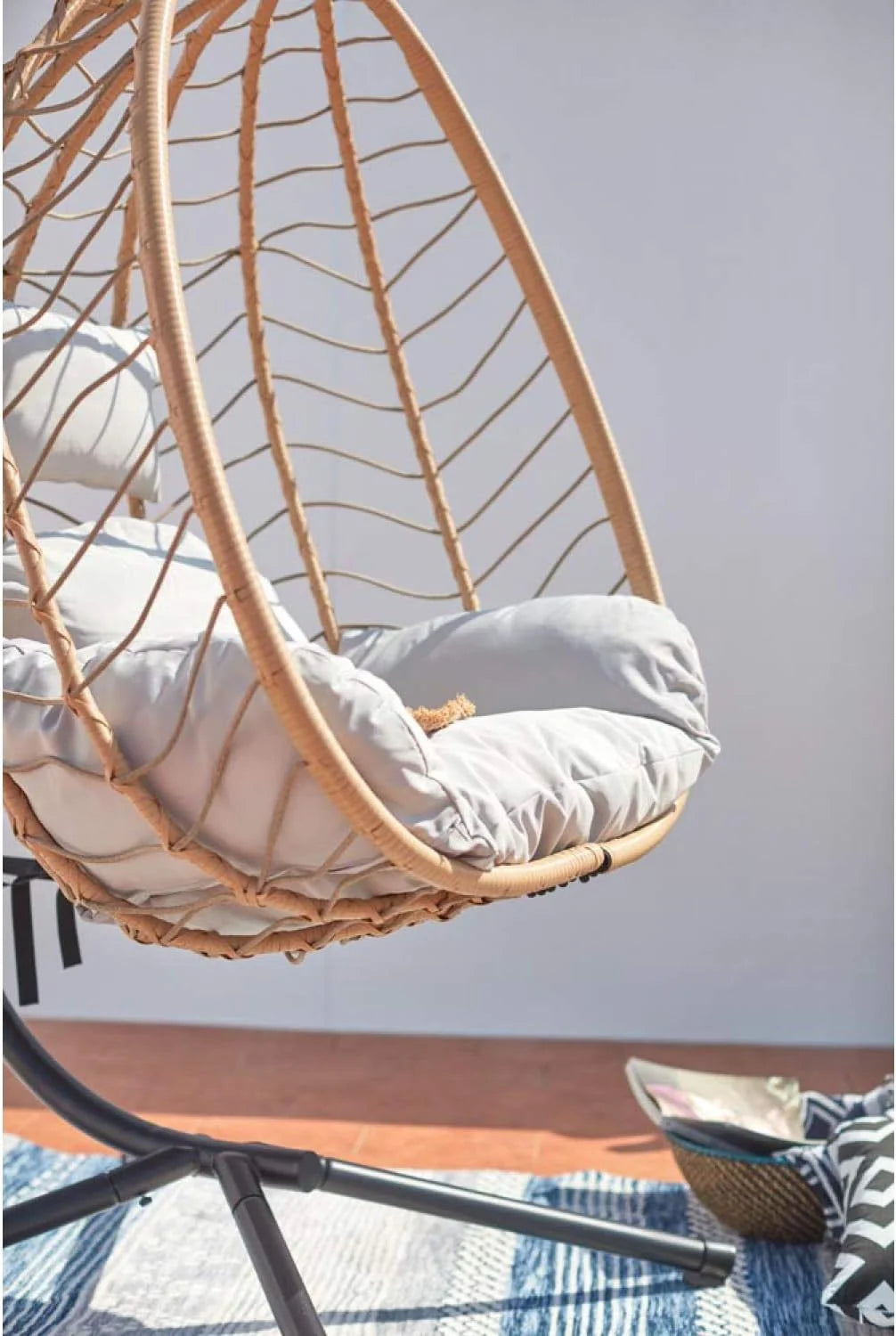 Concept-Usine | Hermosa Silla Colgante Lima en Estructura de Acero y Resina Aspecto Ratán Color Beige, Cojín Acolchado Cómodo y Extraíble. Hamaca Impermeable y Resistente, Soporta 160 Kg
