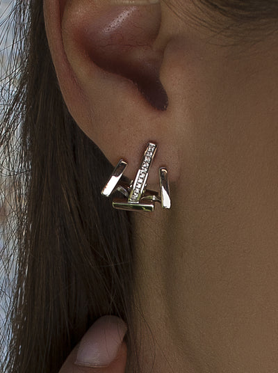 Pendientes cierre omega diseño minimalista con circonitas