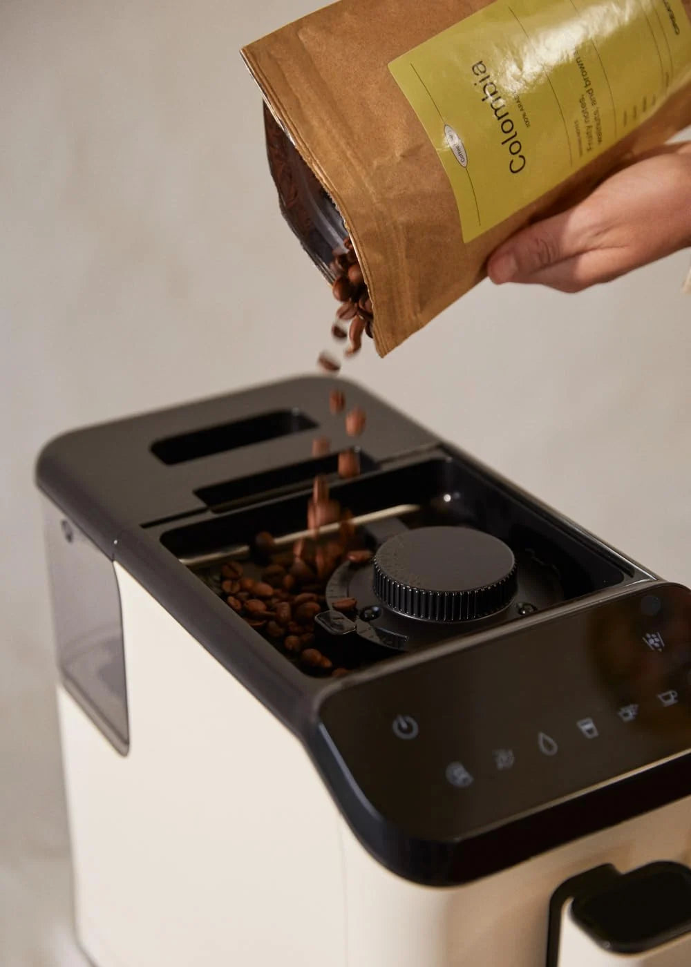 CREATE / THERA MATIC TOUCH/Cafetera superautomática blanco roto / 20 bar, tanque 1,5l, depósito para granos de café de 180g, brazo vaporizador, panel de control táctil, función autolimpieza, 1350W