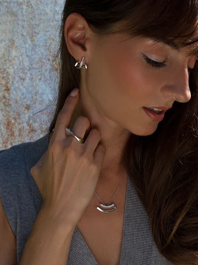 Pendientes cierre omega diseño minimalista con circonitas