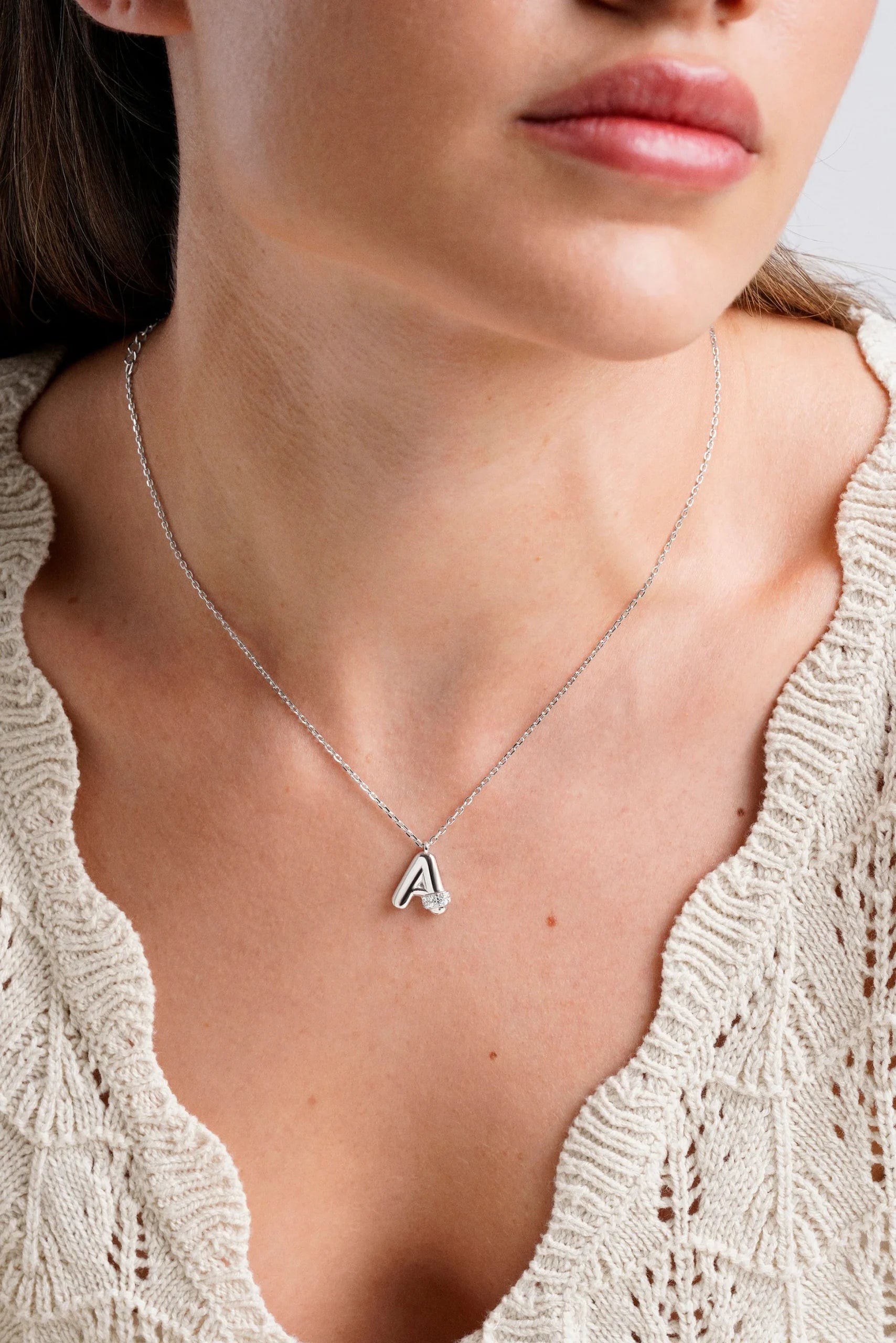 Collar con inicial «A» con volumen, plata y linea de circonitas
