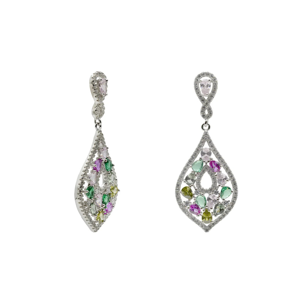 Pendientes con piedras multicolor.