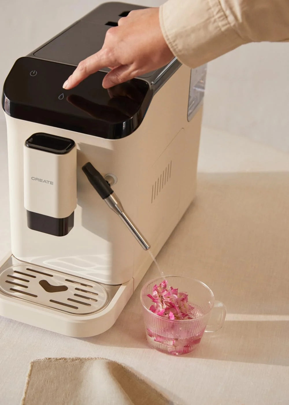 CREATE / THERA MATIC TOUCH/Cafetera superautomática blanco roto / 20 bar, tanque 1,5l, depósito para granos de café de 180g, brazo vaporizador, panel de control táctil, función autolimpieza, 1350W