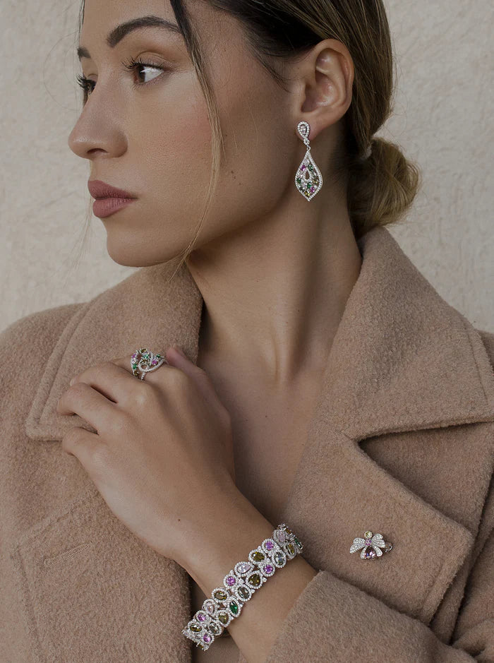 Pendientes con piedras multicolor.